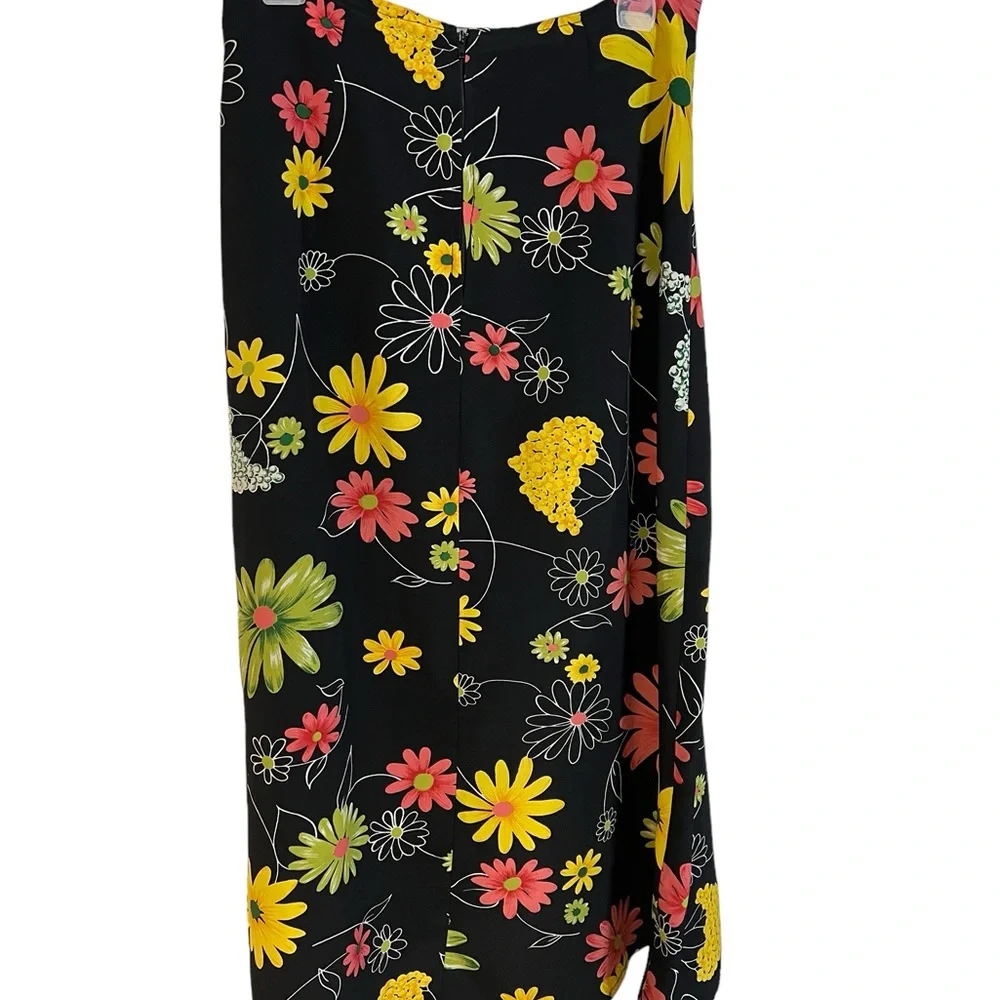 A pretty skirt for the spring / summer. In size 10 - Picture 4 of 4
